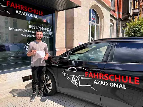 Fahrschüler der Fahrschule AZAD in Göttingen nach bestandener Prüfung