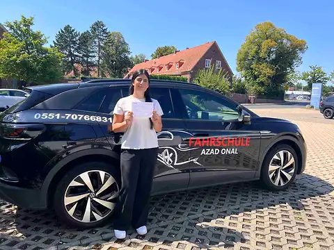 Fahrschüler der Fahrschule AZAD in Göttingen nach bestandener Prüfung
