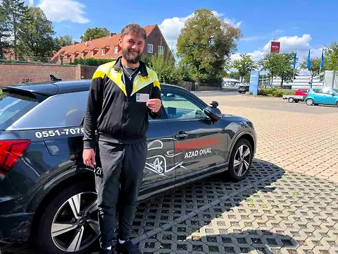 Fahrschüler der Fahrschule AZAD in Göttingen nach bestandener Prüfung