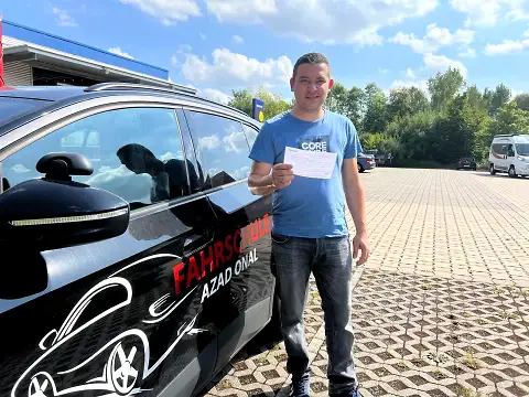 Fahrschüler der Fahrschule AZAD in Göttingen nach bestandener Prüfung