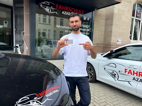 Fahrschüler der Fahrschule AZAD in Göttingen nach bestandener Prüfung