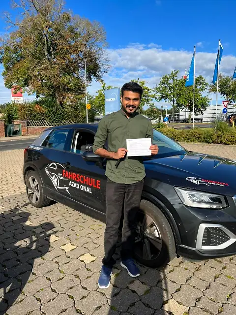 Fahrschüler der Fahrschule AZAD in Göttingen nach bestandener Prüfung