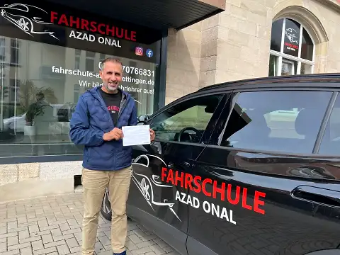 Fahrschüler der Fahrschule AZAD in Göttingen nach bestandener Prüfung