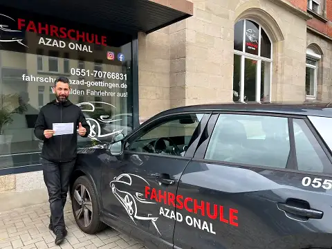 Fahrschüler der Fahrschule AZAD in Göttingen nach bestandener Prüfung