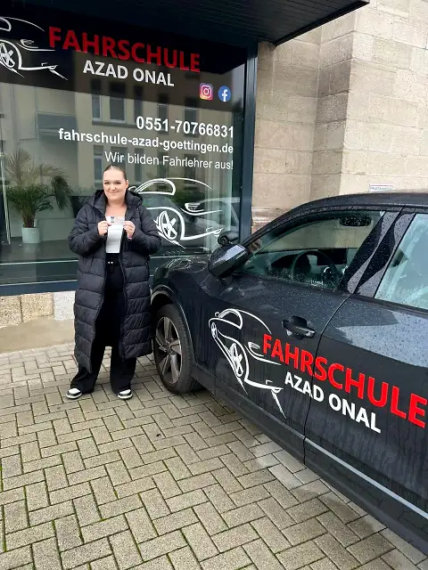 Fahrschüler der Fahrschule AZAD in Göttingen nach bestandener Prüfung