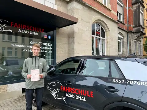 Fahrschüler der Fahrschule AZAD in Göttingen nach bestandener Prüfung