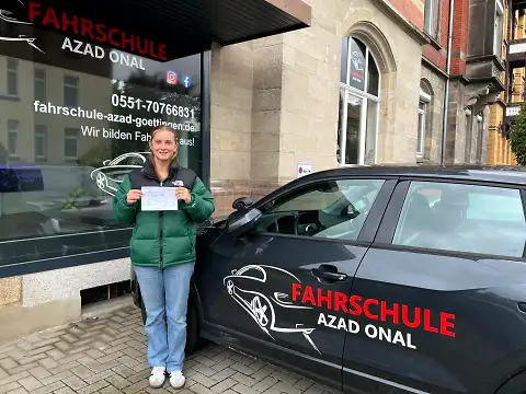Fahrschüler der Fahrschule AZAD in Göttingen nach bestandener Prüfung