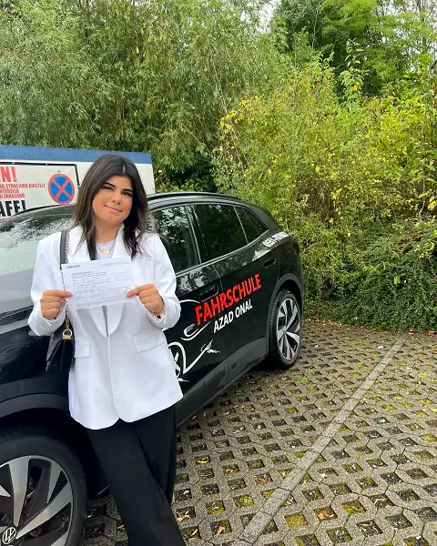 Fahrschüler der Fahrschule AZAD in Göttingen nach bestandener Prüfung