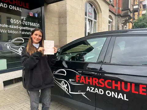 Fahrschüler der Fahrschule AZAD in Göttingen nach bestandener Prüfung