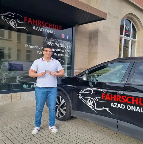 Fahrschüler der Fahrschule AZAD in Göttingen nach bestandener Prüfung