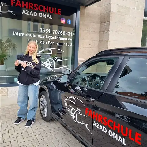 Fahrschüler der Fahrschule AZAD in Göttingen nach bestandener Prüfung