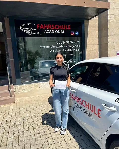 Fahrschüler der Fahrschule AZAD in Göttingen nach bestandener Prüfung
