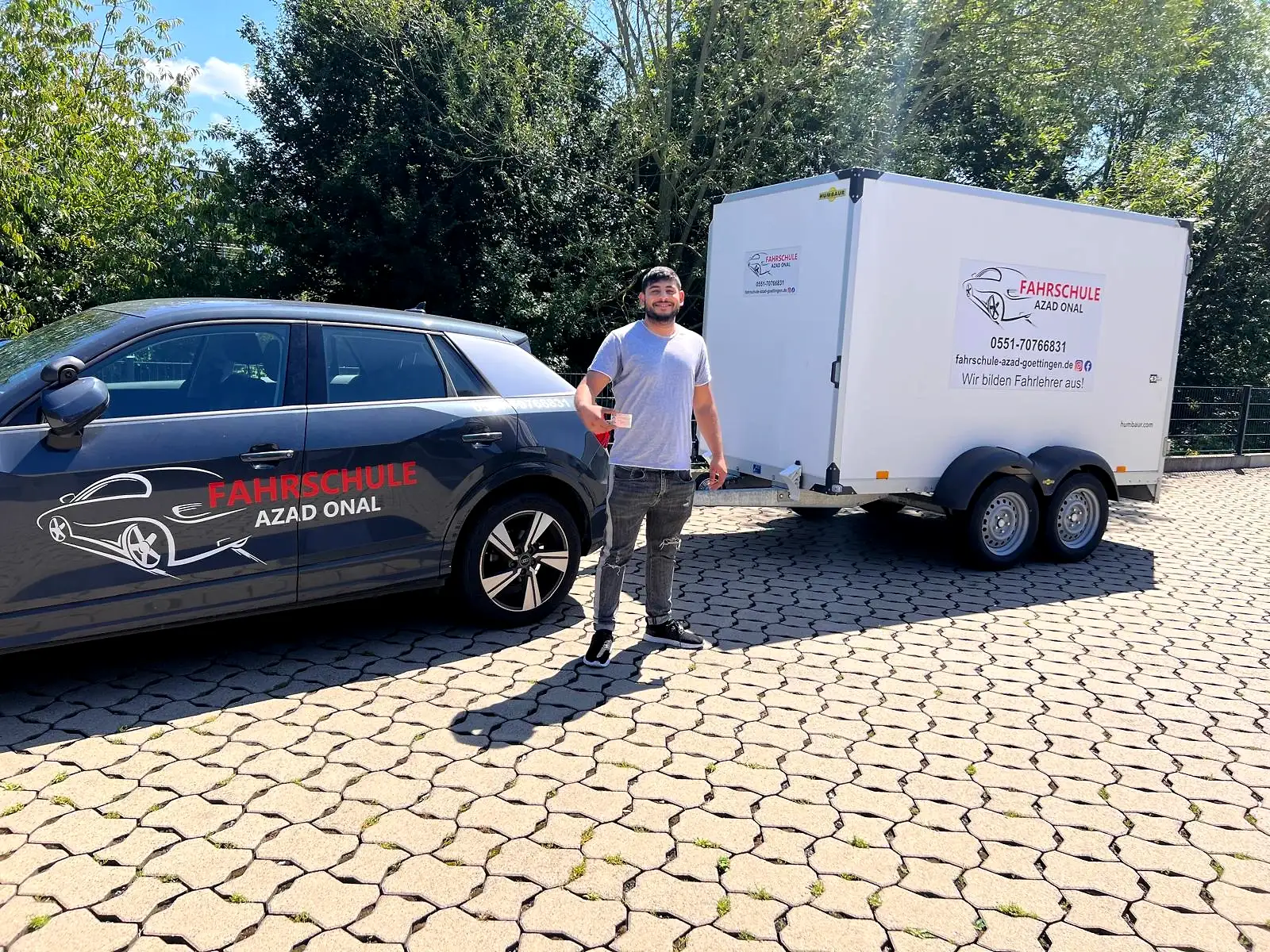 Fahrschulwagen der Fahrschule AZAD mit BE-Anhänger auf dem Übungsplatz