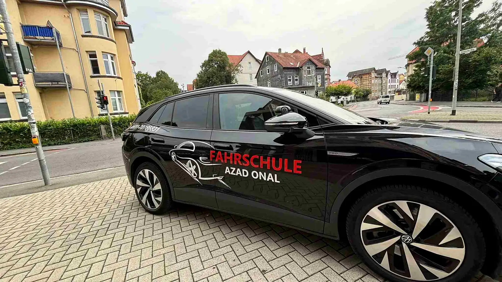 Schwarzer VW ID.4 der Fahrschule AZAD - Elektro-Automatik mit Flottenbeschriftung