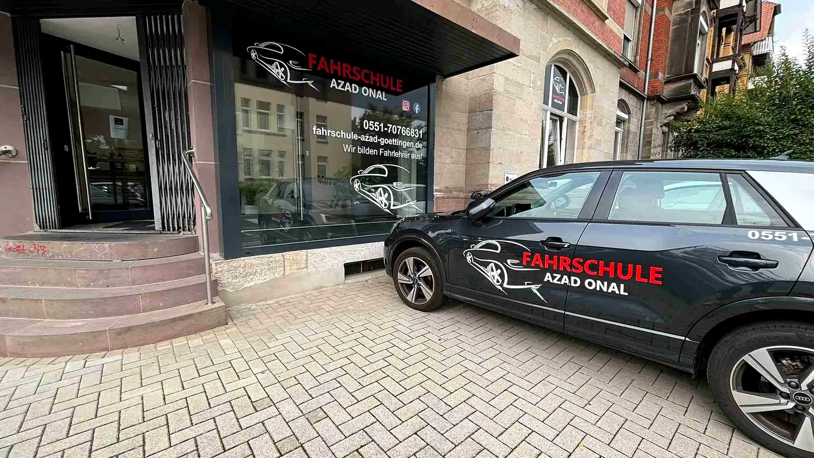 Eingang der Fahrschule AZAD am Rosdorfer Weg 23 - hier findet der Theorieunterricht statt